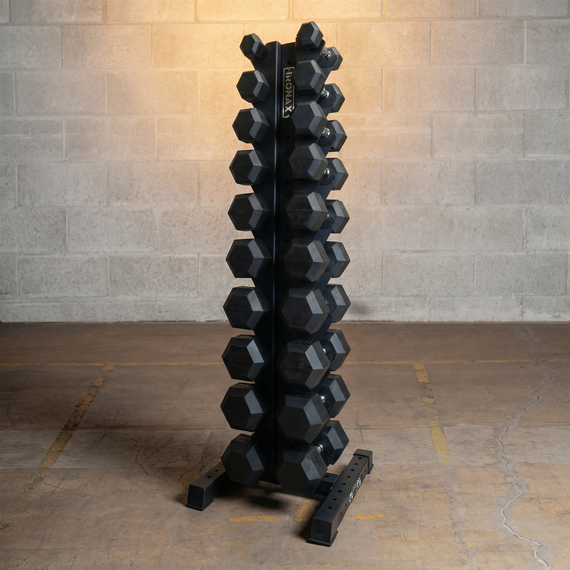 Support IRONAX chargé avec 10 paires d’haltères hexagonaux